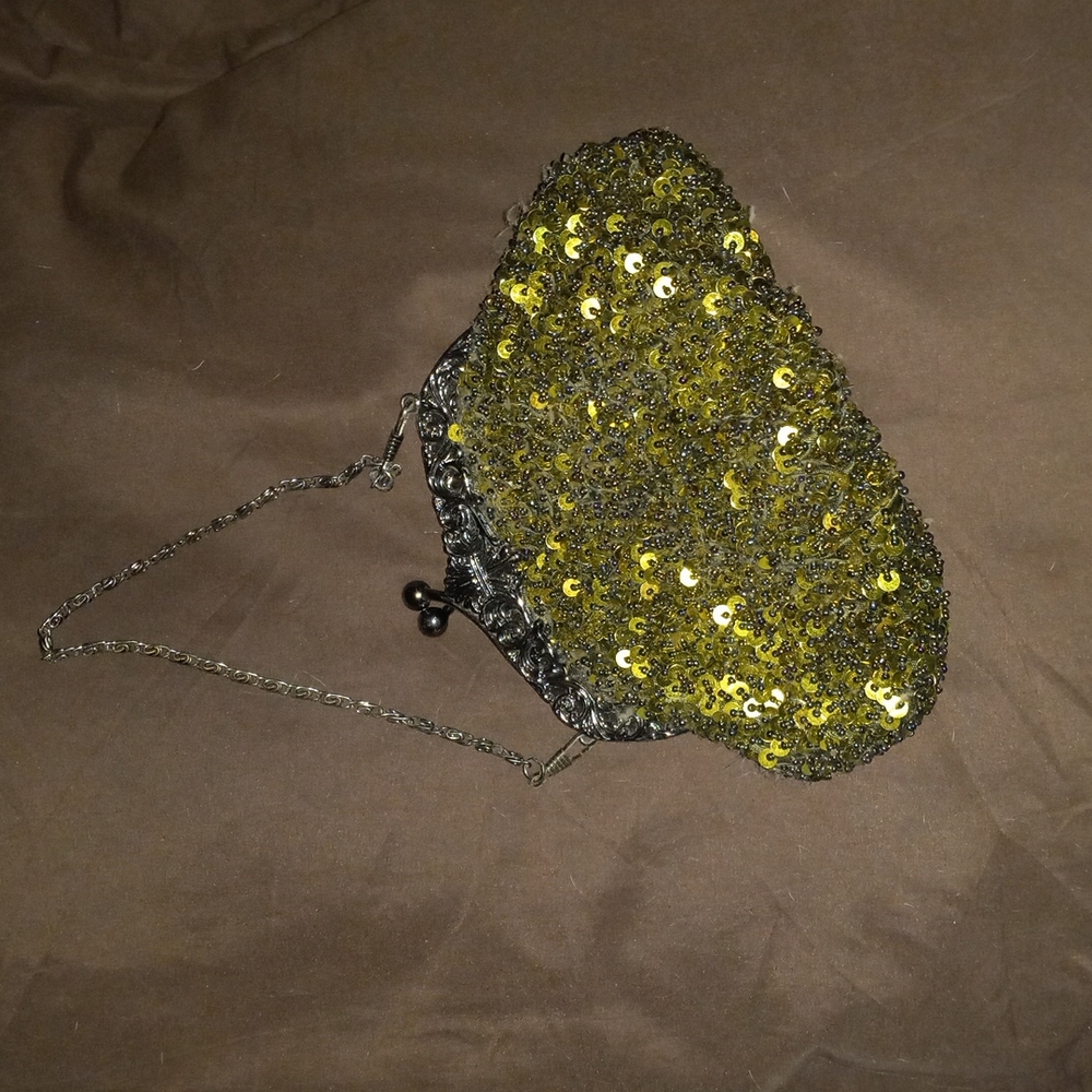 Beautiful  vintage style handbag.  GLITTERS SO PRETTY IN LIGHT